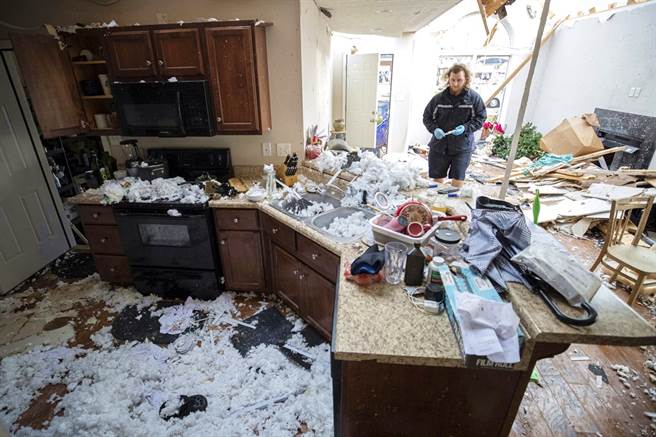 龙卷风摧毁美国肯塔基州的鲍林格陵市（Bowling Green），当地居民查看被毁掉的房子。（图／美联社）