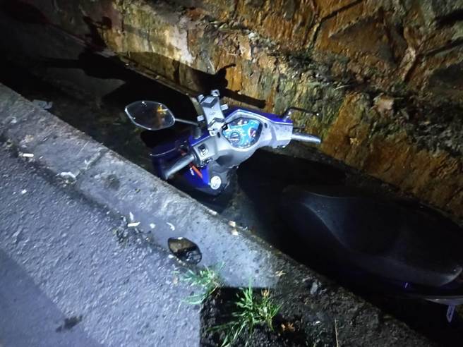 台東台9線11日深夜發生一起機車自摔跌落水溝意外。（台東縣警局提供／蔡旻妤台東傳真）