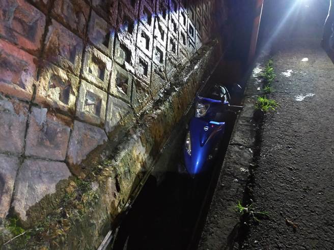 台東台9線11日深夜發生一起機車自摔跌落水溝意外。（台東縣警局提供／蔡旻妤台東傳真）
