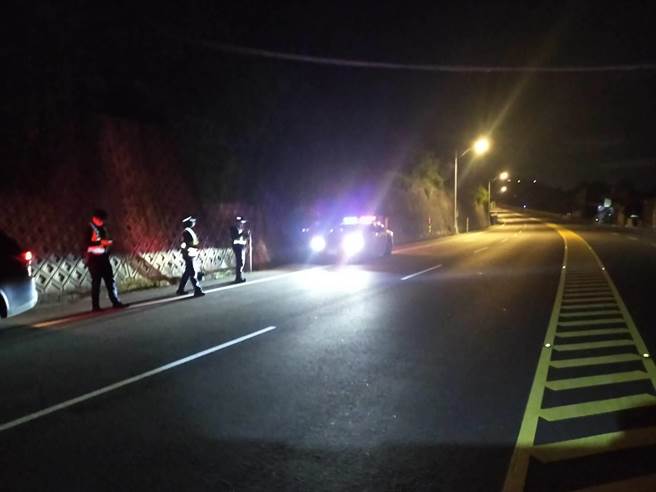 台東台9線11日深夜發生一起機車自摔跌落水溝意外。（台東縣警局提供／蔡旻妤台東傳真）