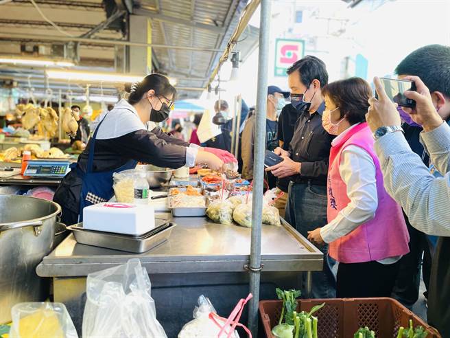 前總統馬英九逛菜市場催公投票，堅持自己掏錢購買熟食。（王文吉攝）
