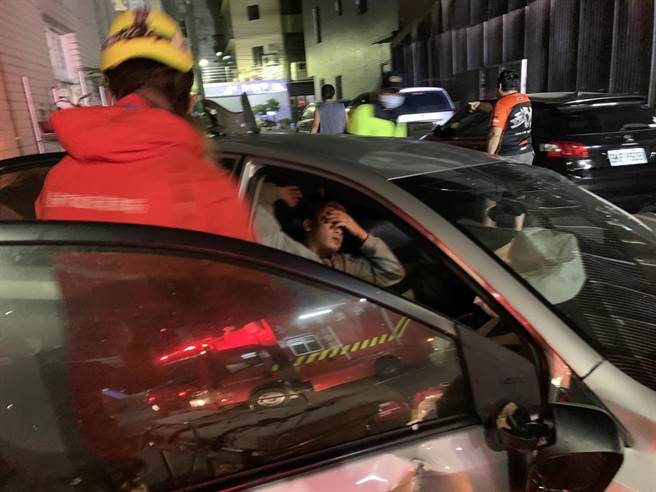 台南安定区凌晨发生轿车衝入路旁饮料店，车内3人分别受轻重伤。（读者提供／张毓翎台南传真）