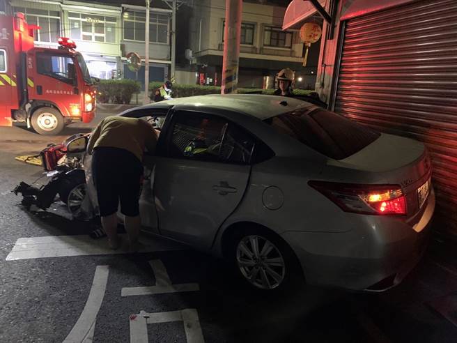 消防队员赶至现场救出伤者。（读者提供／张毓翎台南传真）