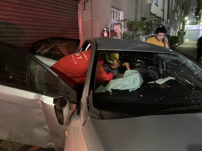 消防队员赶至现场救出伤者。（读者提供／张毓翎台南传真）