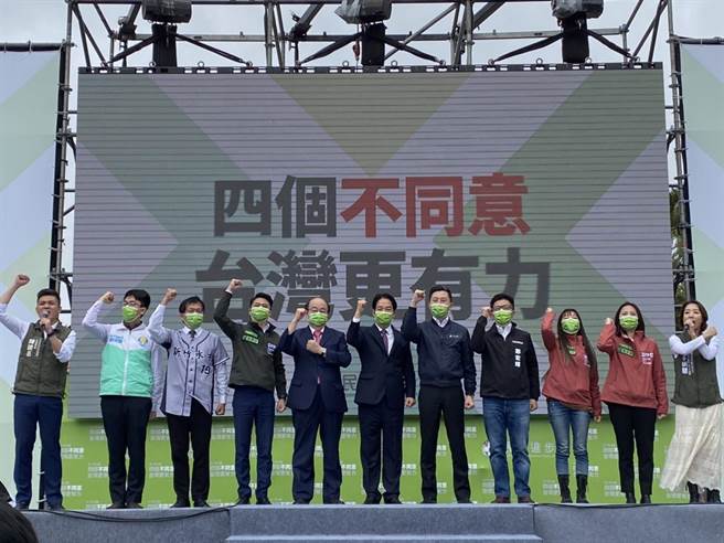 副总统赖清德（中）今天在新竹市宣讲公投四个不同意，他说，这次公投关系到台湾4项安全，会影响到台湾的生存发展。（陈育贤摄）