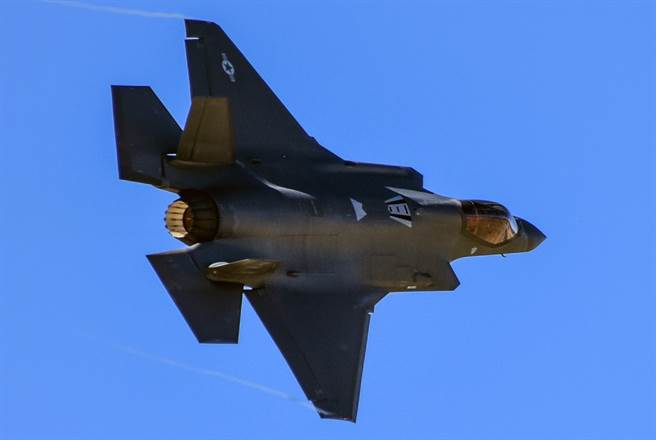F-35A战机2021年11月5日在亚利桑那州戴维斯-蒙森空军基地（Davis-Monthan Air Force Base）上空飞行的画面。（美国空军）