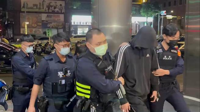 警方迅速帶回涉嫌打人4名犯嫌。（警方提供）