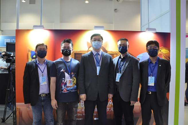 左起宏达电5G团队资深副总经理童子勋、高雄新创团队哇哇国际执行长、高雄市副市长罗达生、宏达电亚太区总经理黄昭颖及VIVE企业解决方案资深副总经理鲍永哲。（宏达电提供）
