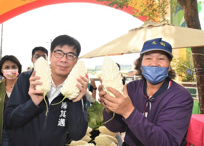 高雄市長陳其邁（左）12日到大樹區參加特色苦瓜季行銷活動。（林瑞益攝）