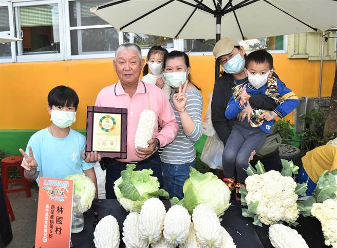 大樹的苦瓜農林國村（左二）獲得2021年苦瓜評鑑比賽冠軍。（林瑞益攝）