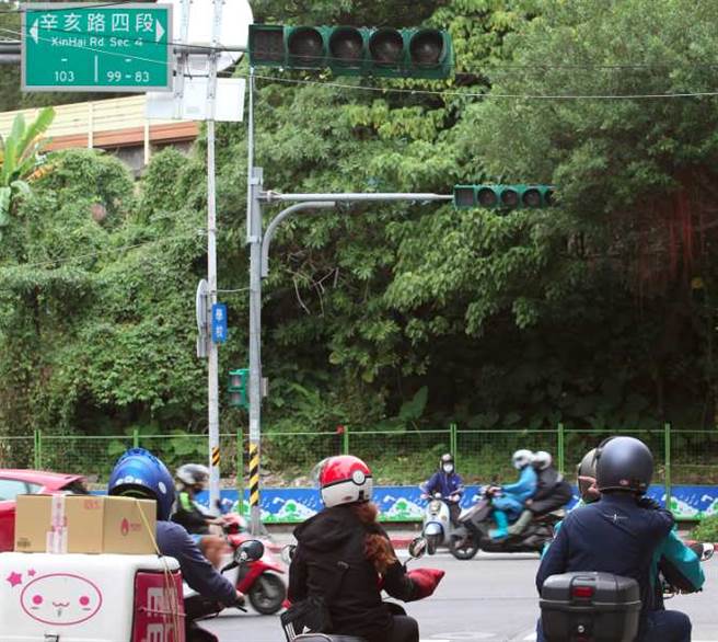 北市文山區景隆街的台電變電站12日發生火警外，讓台北文山區、新北新店區多處發生停電，連文山區交通號誌也受到影響。（趙雙傑攝）