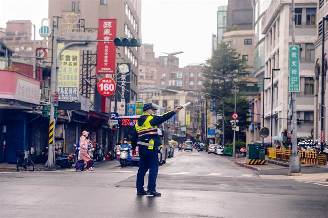 台電萬隆變電站今早5號變壓器故障起火，導致雙北30萬戶大停電，讓在文山區的部分交通號誌受到影響，交警站在馬路中間指揮交通，被網友說像是第三世界國家。（鄧博仁攝）