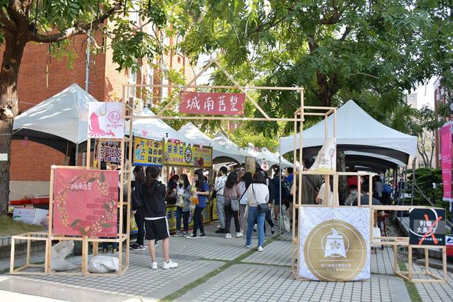 学生会设计与搭建园游会装置艺术，以「城南旧誓」提醒返校校友回忆在校旧时光。（台南大学提供／程炳璋台南传真）