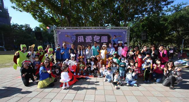 社區保母保爸劇團、企鵝劇團與大小朋友合影。（台中市政府提供）