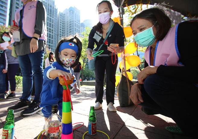 懷舊遊戲攤位：套圈圈，孩子專注的眼神最迷人了。（台中市政府提供）