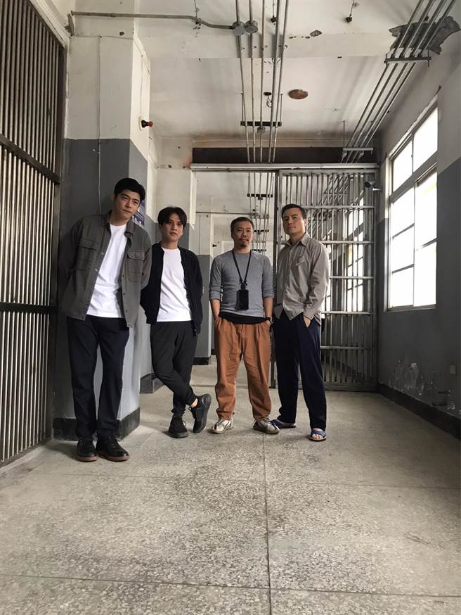 王柏杰（左起）、洪子烜、萧力修、李铭忠与监狱场景合影。（李承阳摄）