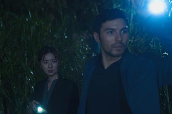 《台湾犯罪故事》首篇故事〈出轨〉网罗凤小岳（右）、林予晞揭密悬案探究人性。（Disney＋提供）