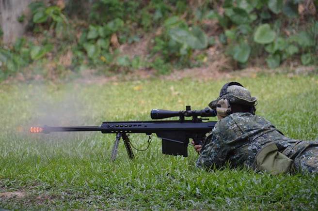 国军每年都会在各部队选派官兵进行狙击手训练，图为特战指挥部狙击手训练状况。(军闻社提供)