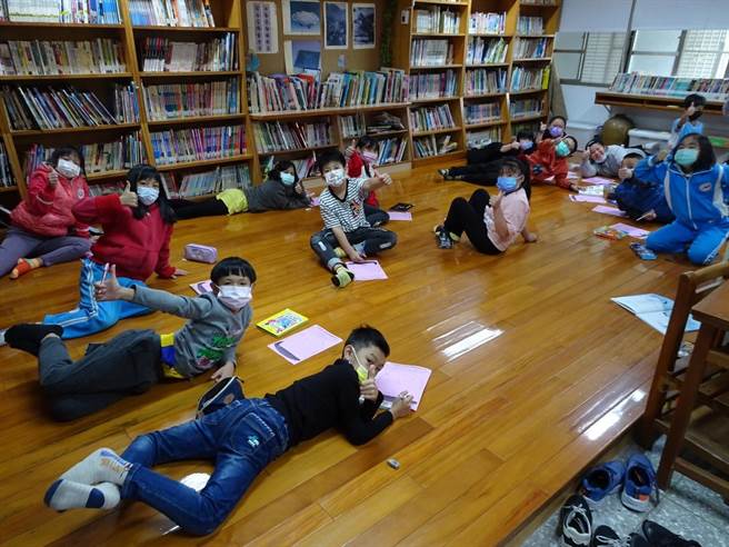 台中市和平區和平國小燈光比以前亮很多，學童們開心比出大拇指。（矽品提供／王文吉台中傳真）