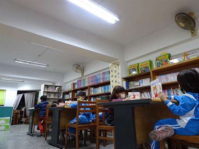 和平國小學童在優質照明環境下認真唸書。（矽品提供／王文吉台中傳真）