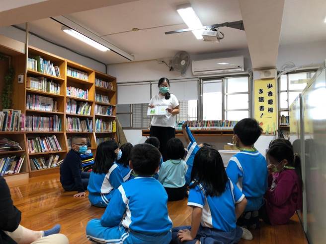 和平國小學童專心聽著老師講解節能減碳的重要。（矽品提供／王文吉台中傳真）