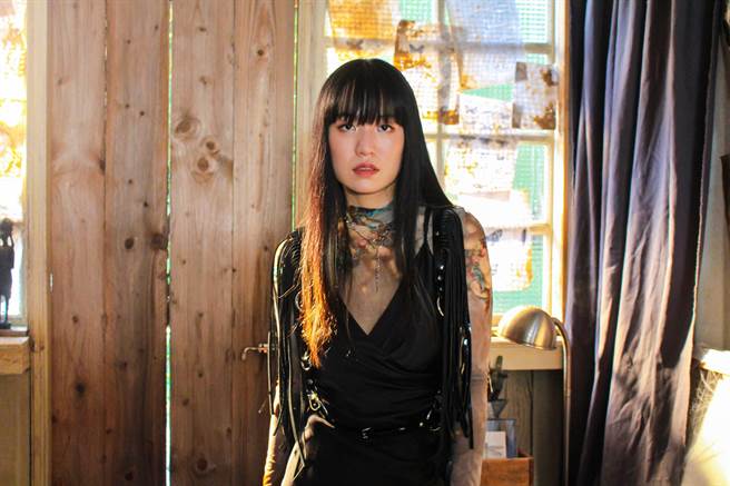 孙盛希身穿黑色洋装呼应末日来临的孤单感。（滚石唱片提供）