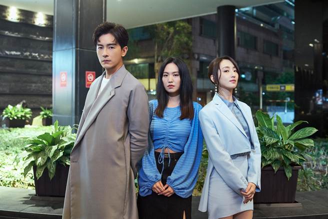 孙盛希与无神演员合照，左郑元畅，中孙盛希，右柯佳嬿。滚石唱片提供。