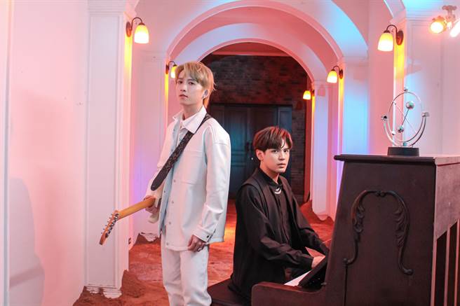 九泽CP拍摄片头曲「最后一秒钟」MV。滚石唱片提供。