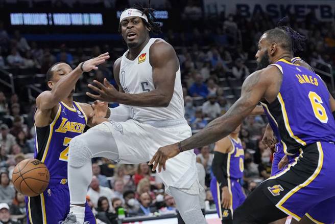 雷霆前鋒多特(中)持球衝入湖人陣中，但是球被詹姆斯(右)拍落。（美聯社資料照）