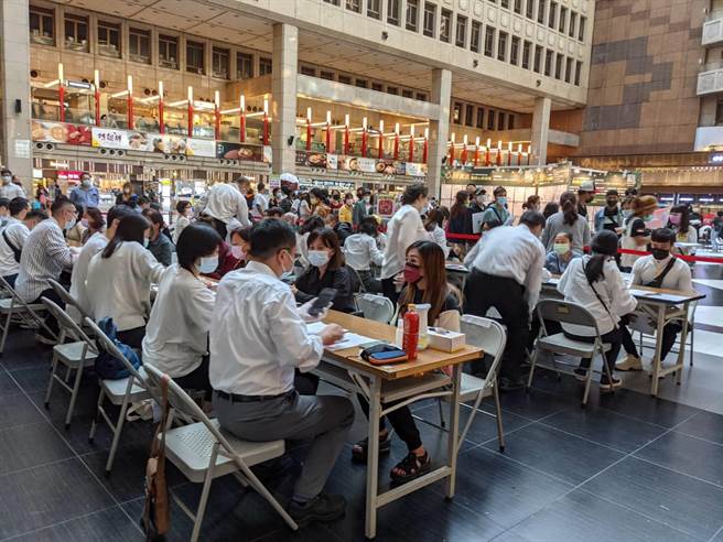 移民署協助有身份確認問題之外來人口，在台北車站大廳開設專案櫃檯，多達20個窗口主動協助外來人口確認身分。（圖／移民署提供）