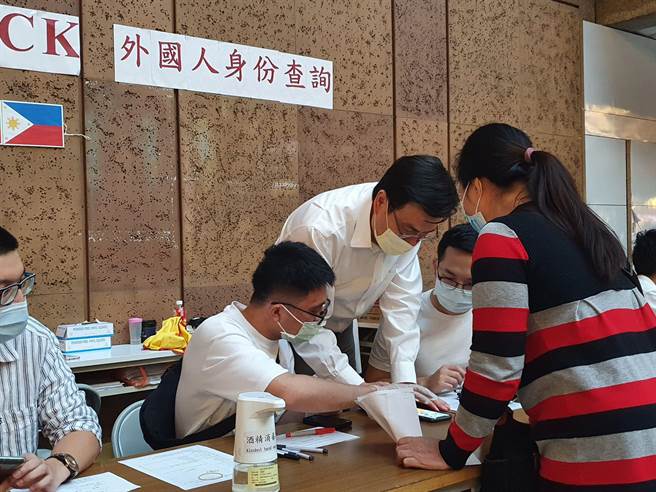 菲律賓籍女士瑪麗（右一）至台北車站施打疫苗成功，直呼「好感謝」。（圖／移民署提供）