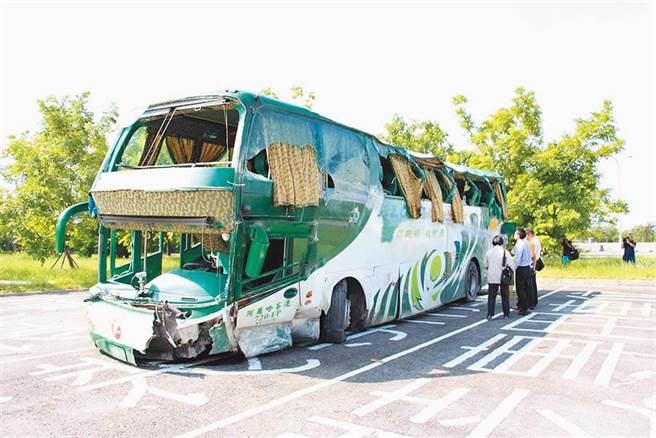 张姓女子指阿罗哈客运公司赔偿缺乏诚意，图为2017年车祸的肇事车辆。（本报资料照片）