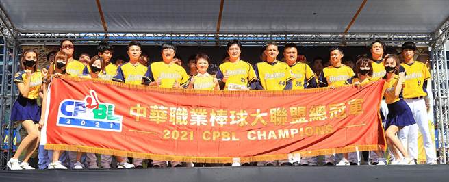 中信兄弟勇奪今年職棒總冠軍的封王慶祝活動12日登場，吸引上萬名球迷湧入市政公園參與封王慶賀儀式。（陳世宗攝）