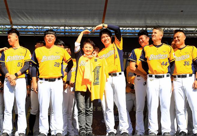 盧秀燕代表市府接受中信兄弟獻上封王帽及T恤，並回贈台中捷運限量紀念票卡，與球隊及球迷們相約明年力拚冠軍二連霸。（陳世宗攝）