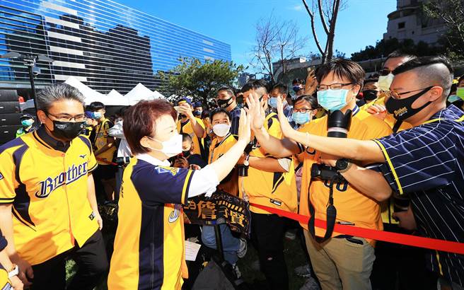 盧秀燕期望能將球隊喜悅與榮耀分享給市民，今日也藉由感謝祭活動，答謝球迷這些年來的熱情支持。（陳世宗攝）