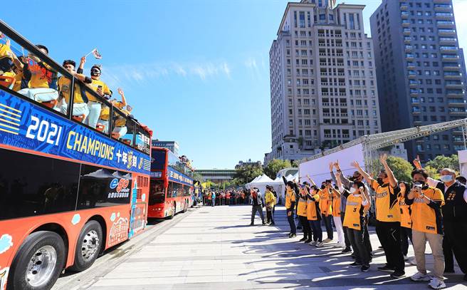 中信兄弟教練、選手、PS啦啦隊女孩共同搭乘雙層巴士，自台中市政府出發繞行市區至洲際棒球場。（陳世宗攝）