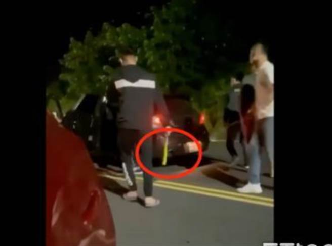 高雄旗山9日傳出「球棒隊」，從車內拖出車主痛毆。（圖／翻攝爆料公社）