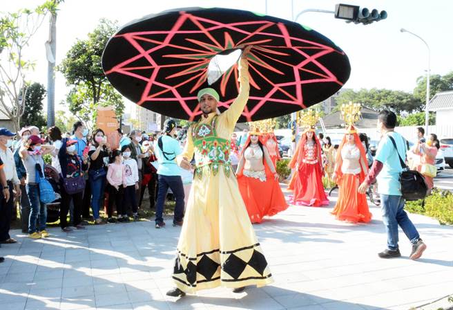 埃及舞者何穆在移民节游行中大秀舞技。（林和生摄）