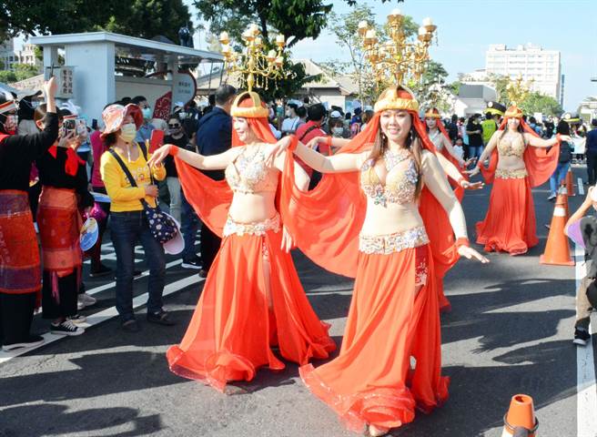 参与移民节游行的中东舞蹈团，所到之处皆吸引民眾目光。（林和生摄）
