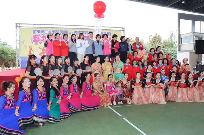 苗栗县政府12日上午在后龙镇仁德医护专科学校，举办苗栗县异国舞蹈交流大赛活动。（苗栗县政府提供／李京升苗栗传真）