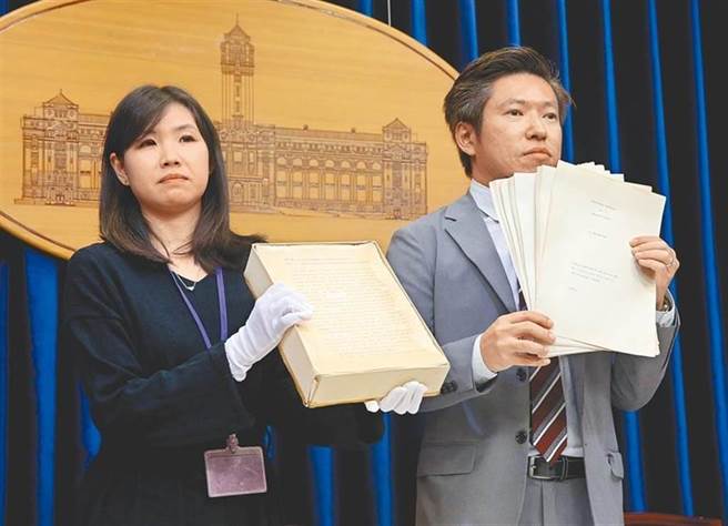 总统府于2019年9月23日召开记者会，出示蔡英文在伦敦大学博士论文原稿。（本报资料照片）