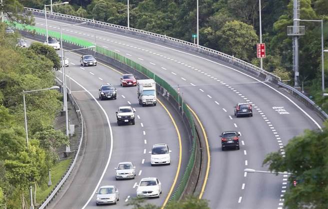 胡姓女子去年8月驾驶自小客车沿国道一号南下行经台南路段时，短短22分钟违规12次，遭开12张罚单，法官勘验检举画面，认为有6张罚单确实不符连续举发规定，判处撤销6张罚单。（本报资料照片）