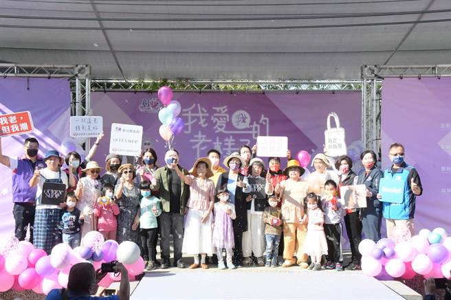 彰縣府12日在溪湖糖廠舉辦「我愛我的老樣子」青銀時尚走秀。（吳敏菁攝）