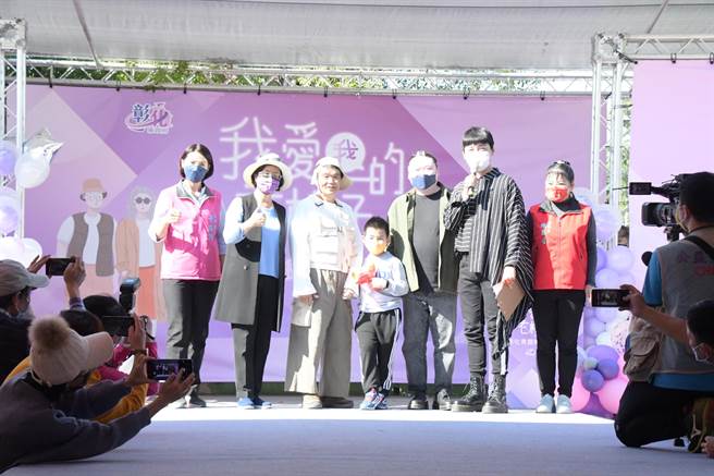 彰縣府12日在溪湖糖廠舉辦「我愛我的老樣子」青銀時尚走秀。（吳敏菁攝）