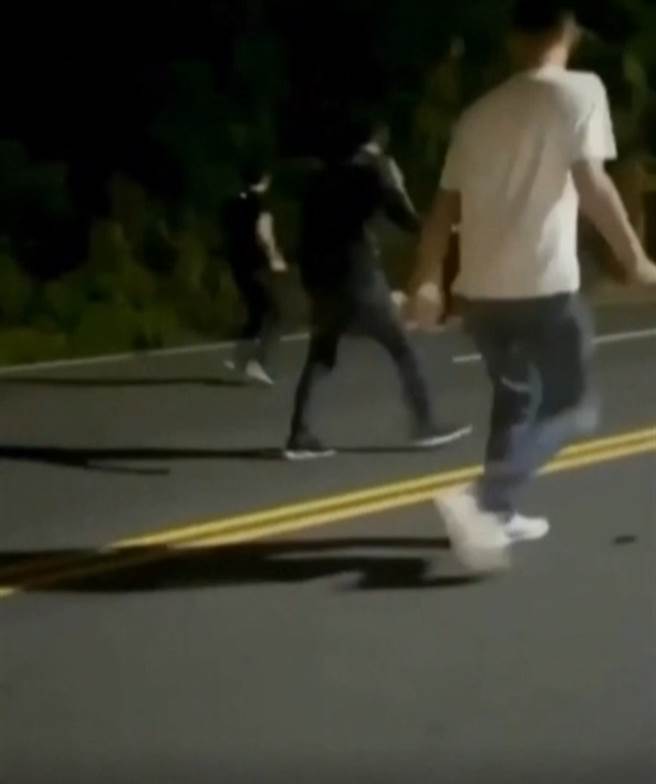 高雄驚見球棒隊將男子從車子拉下痛毆。（圖／爆料公社 臉書）