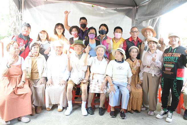 彰縣府12日在溪湖糖廠舉辦「我愛我的老樣子」青銀時尚走秀。（吳敏菁攝）