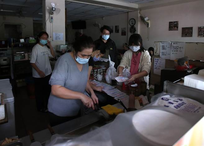 台北市文山區的萬隆電變所今早發生大爆炸，雙北逾30.5萬用戶停，台電下午緊急召開記者會，承諾將針對受影響的用戶，按停電時數，扣減電費。（圖／記者趙雙傑攝影）