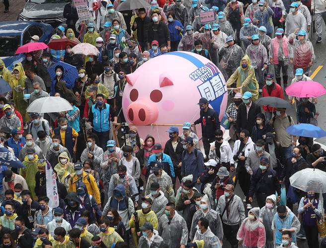 国民党12日举行「我同意！YES大游行」，参与民眾沿途高喊四个都同意，现场气氛热烈。（刘宗龙摄）