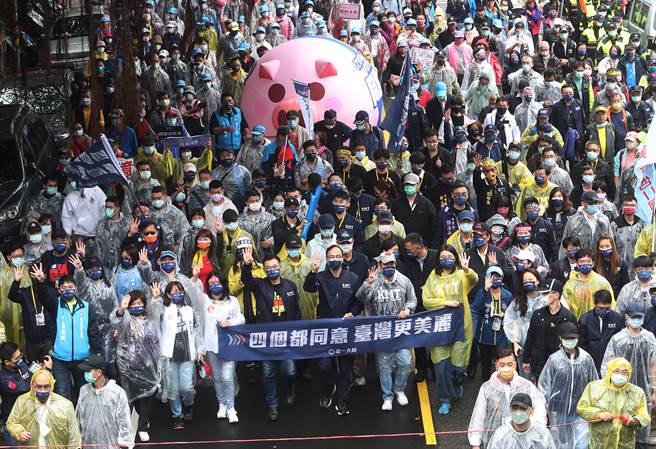 国民党12日举行「我同意！YES大游行」，参与民眾沿途高喊四个都同意，现场气氛热烈。（刘宗龙摄）