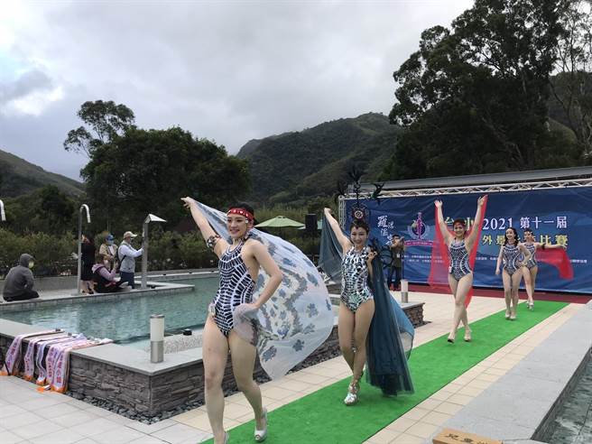 台灣小姐外景泳裝比賽羅浮溫泉區登場吸引目光。(呂筱蟬攝)